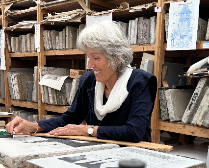 Susanne Beckh beim Steindruckzeichnen